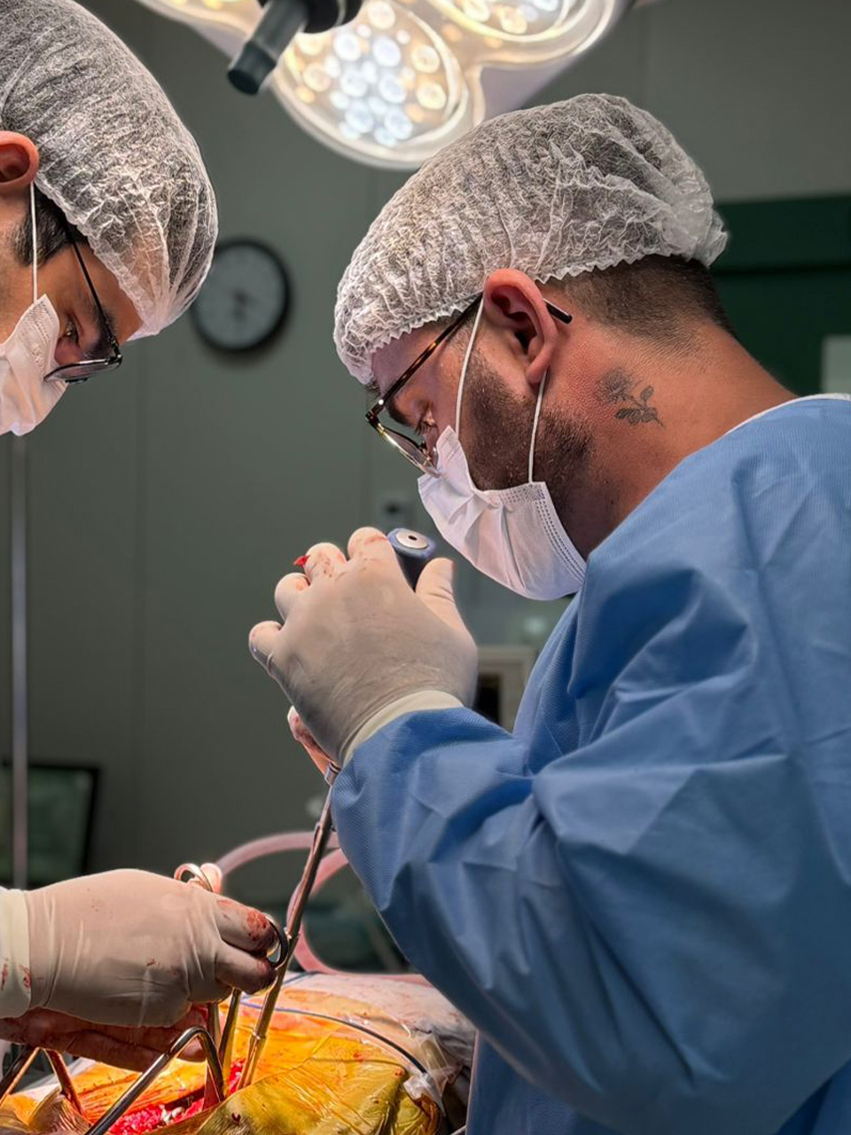 Dr. Luiz Otoni em procedimento cirúrgico