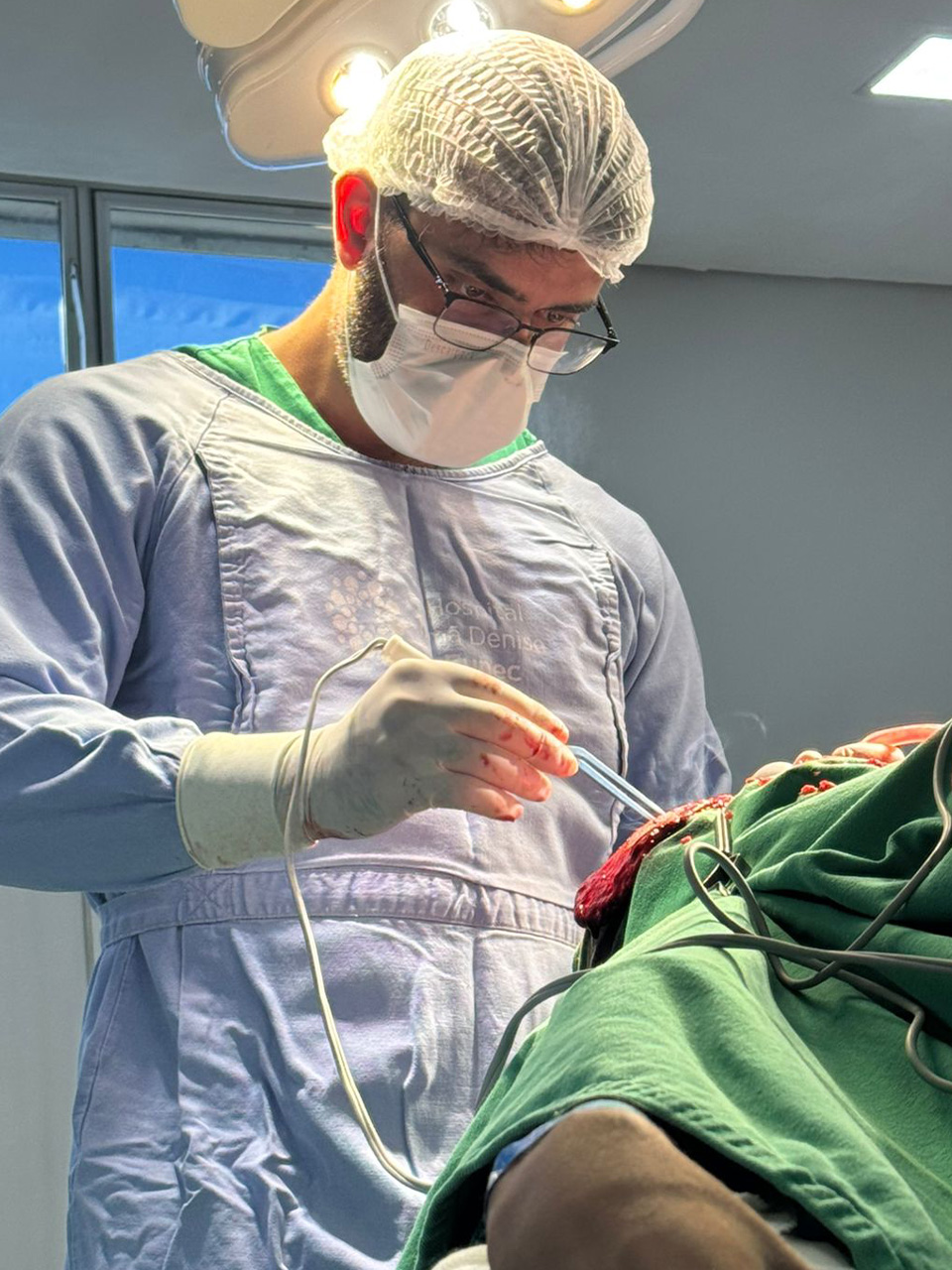 Dr. Luiz Otoni em procedimento neurocirúrgico